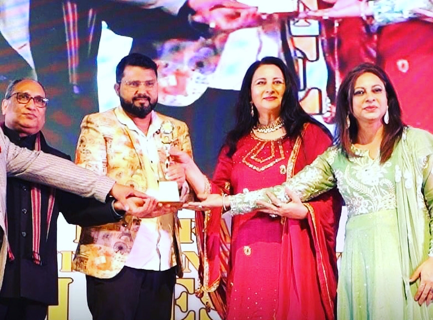 ritesh-s-kumar-awarded-by-poonam-dhillon