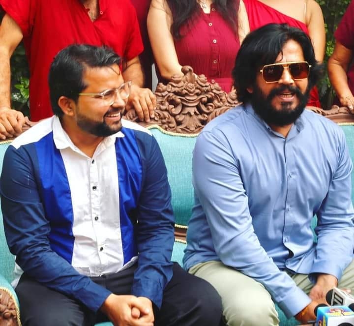 ritesh-s-kumar-and-bollywood-actor-ravi-kishan-talking-about-movie-the-secrets-of-love